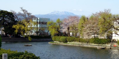 市内から望む石鎚山